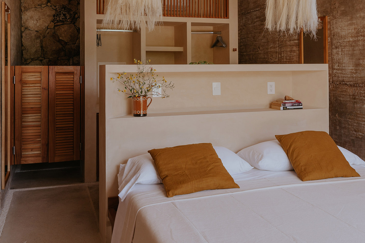 Suite Jabín de Galopina con cama king frente a la vegetación yucateca
