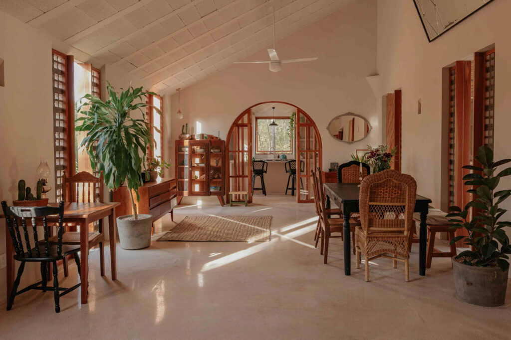 Espacio interior de Galopina con luz natural y mobiliario de diseño