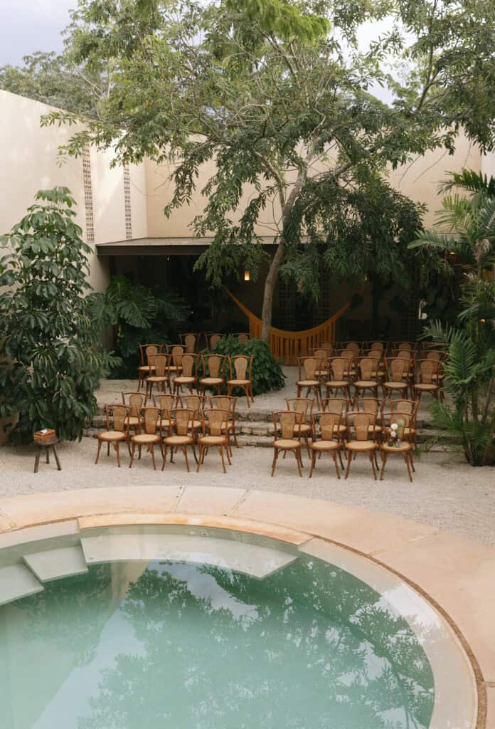 Tumbonas junto a la alberca de Galopina, espacio para bodas