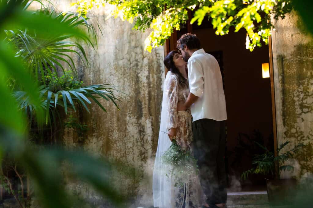 Novios bajo la luz natural entre la vegetación de Galopina