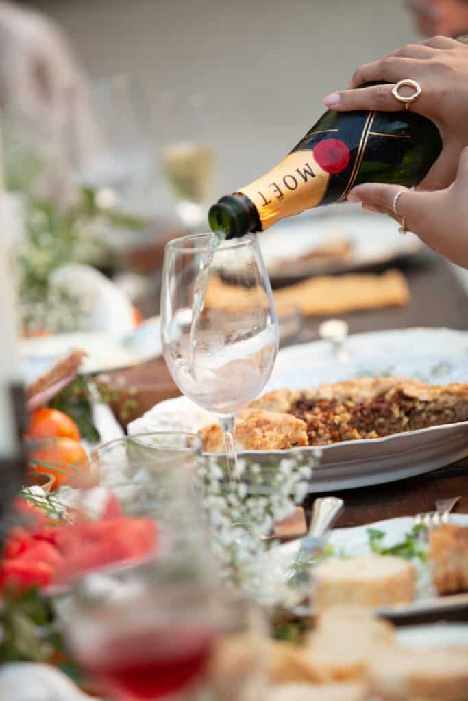 Mesa servida con detalle culinario para una boda en Galopina