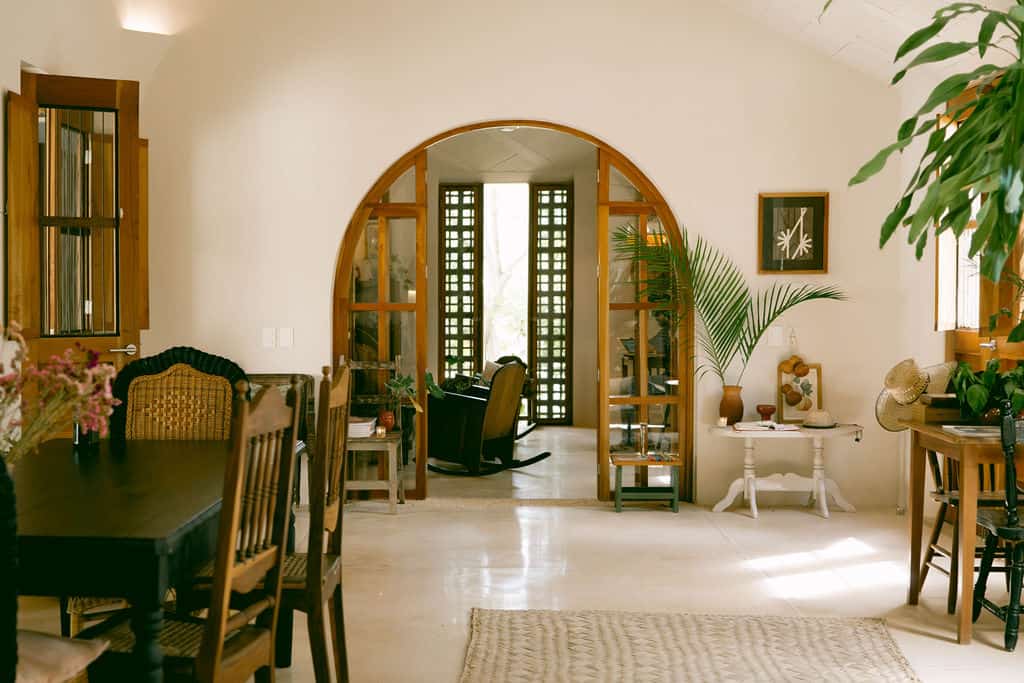 Espacio interior de Galopina con luz natural y mobiliario de diseño